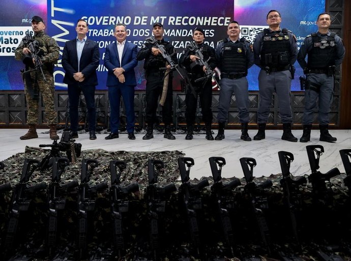 Governo de MT entrega R$ 6 milhões em fuzis, metralhadoras e equipamentos para a Polícia Militar