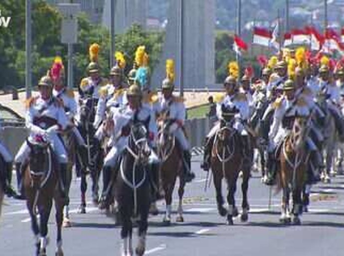Lula participa de desfile do 7 de Setembro com Zé Gotinha e pose com chefes das Forças Armadas