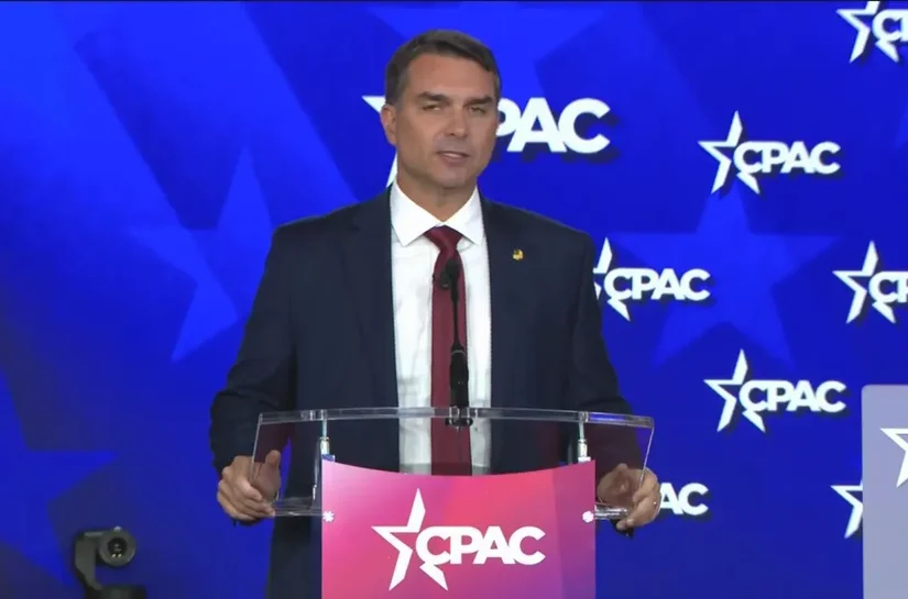 Na CPAC, Flávio afirma que não quer interferência estrangeira nas eleições