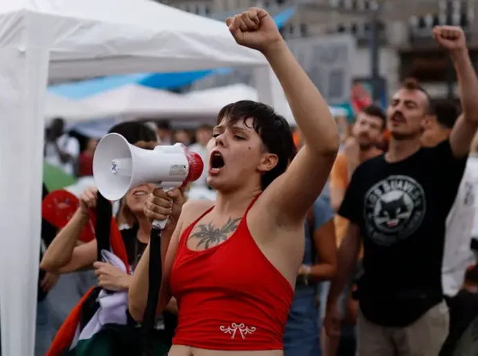 Os protestos em massa em Madri provocados por despejo de idosa de 87 anos de apartamento alugado