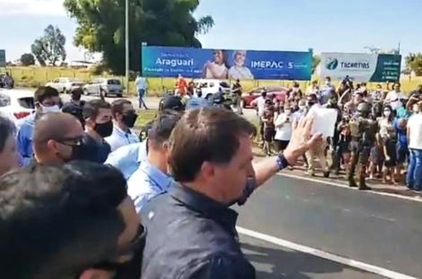 Bolsonaro faz visita fora da agenda a Araguari, em Minas Gerais