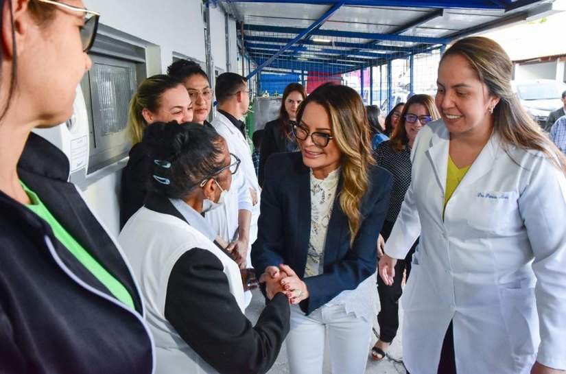 Madrinha do Hospital Estadual Santa Casa, primeira-dama de MT entrega doações de leite especial e fraldas descartáveis