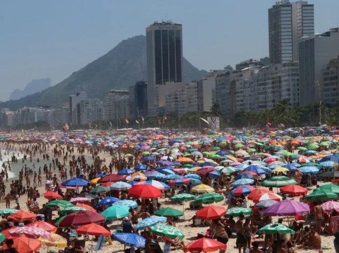 Em meio à onda de calor sufocante, população lota praias do Rio de Janeiro