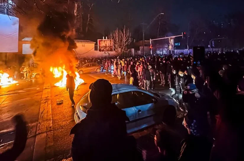 Manifestantes desafiam a repressão enquanto o Irã avisa que retaliará caso os EUA ataquem