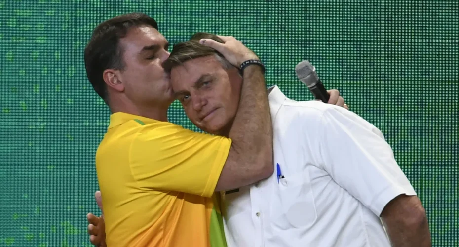 Moraes suspende visita de Flávio a Bolsonaro por 90 dias
