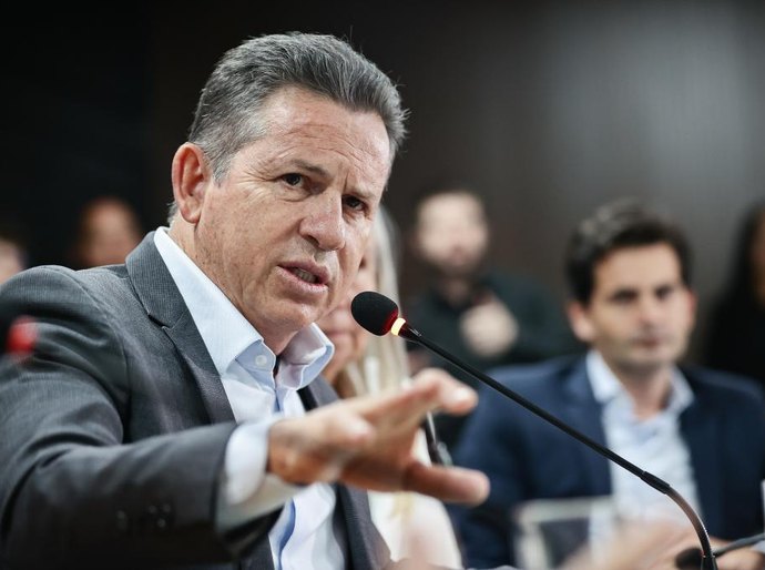 Governador sanciona lei que proíbe uso de celular em sala de aula pelos alunos em MT