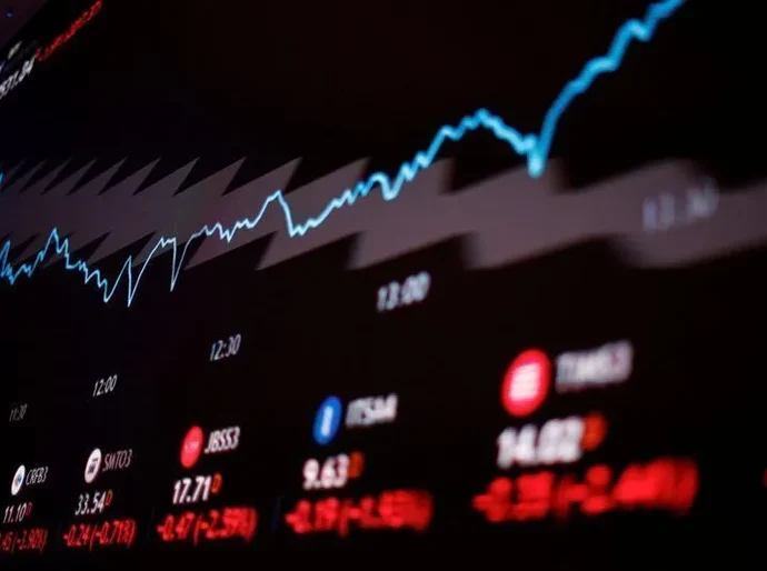 Bolsa fecha acima dos 157 mil pontos e bate 12º recorde seguido; dólar cai