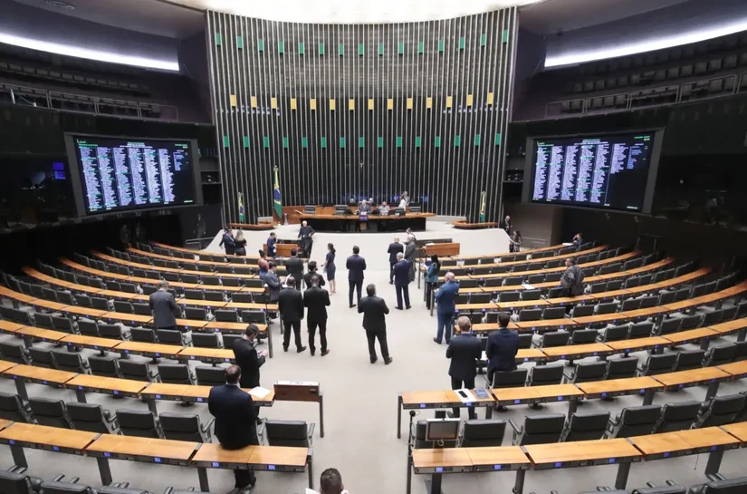 Câmara mantém opção por PEC do fim da jornada 6x1