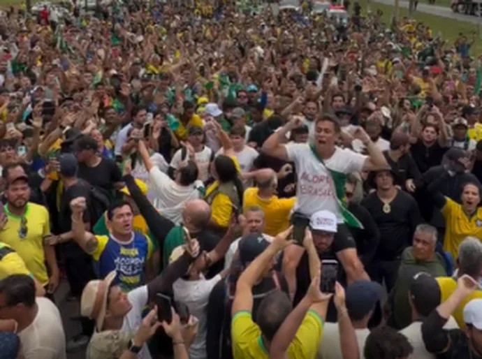 Ato de Nikolas, em Brasília, reúne Carlos Bolsonaro, Do Val e Zé Trovão