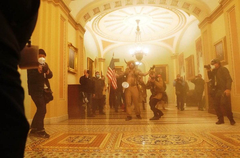 Manifestantes invadem o Capitólio dos EUA estimulados por Trump e Washington tem toque de recolher