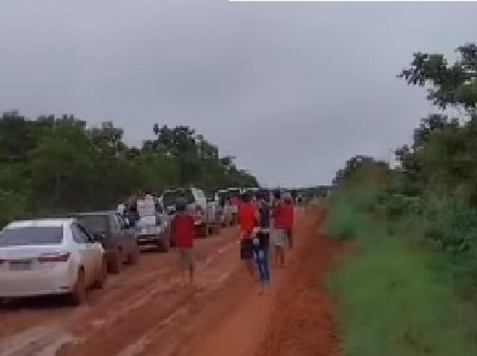 Veja Imagens: Motoristas enfrentam atoleiros pelo Distrito da Agua Fria que dá acesso à Chapada dos Guimarães