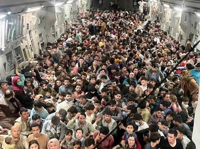 Avião militar dos EUA decola de Cabul com 640 afegãos a bordo