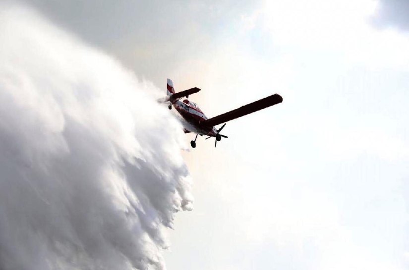 Aeronave e helicóptero são usados para apagar incêndio no Morro de Santo Antônio