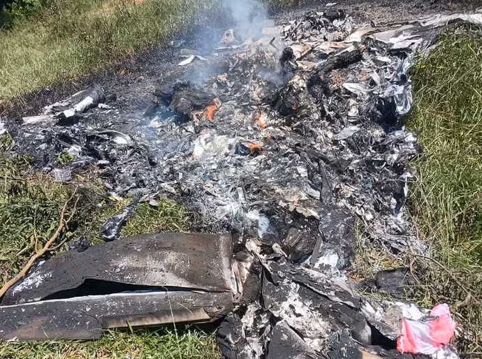 Avião de pequeno porte cai e mata dois homens no RJ