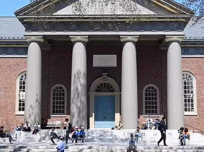 Trump proíbe Harvard de matricular novos estudantes estrangeiros