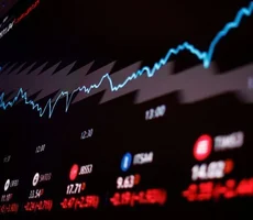 Bolsa fecha acima dos 157 mil pontos e bate 12º recorde seguido; dólar cai