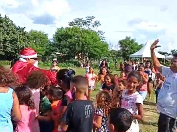 Papai Noel chega de helicóptero e surpreende crianças em ação promovida pela ‘Corrente do Bem’
