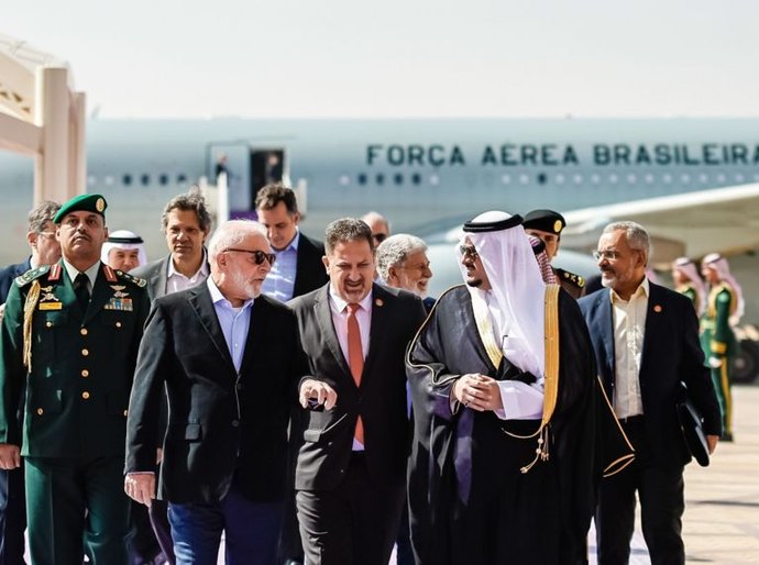 Aproximação com Oriente Médio, economia e clima: Lula começa na Arábia Saudita último giro internacional do ano