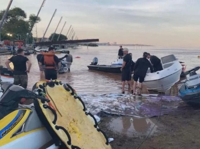 Com retomada da chuva, prefeitura pede que barcos interrompam resgates em Porto Alegre