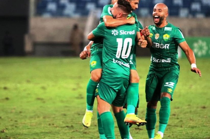 Cuiabá vence a Ponte Preta e dispara na liderança da Série B