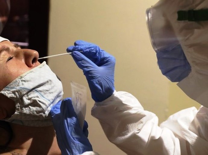 Casos de novo coronavírus no mundo passam de 8 milhões, diz universidade