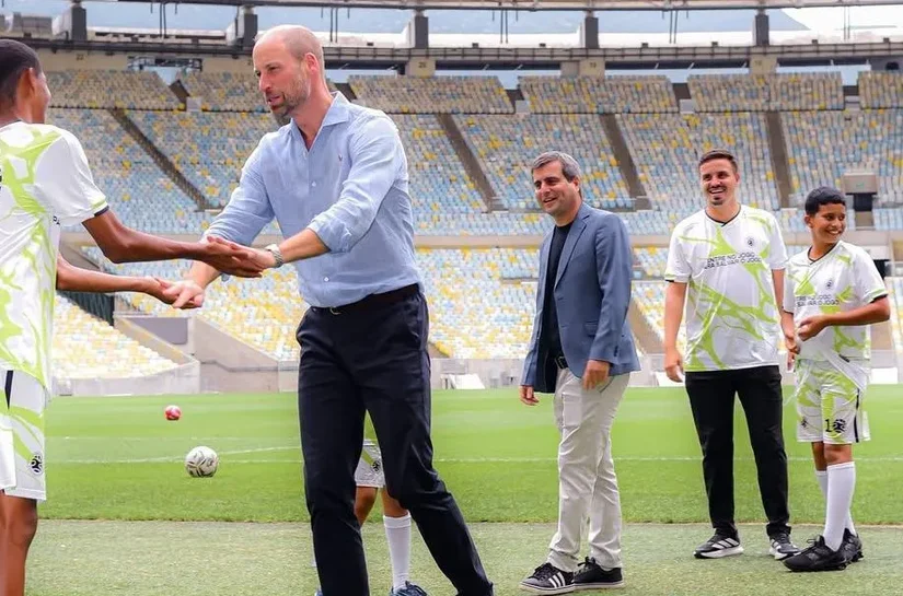 Príncipe William recebe camisa da Seleção Brasileira em visita ao Maracanã