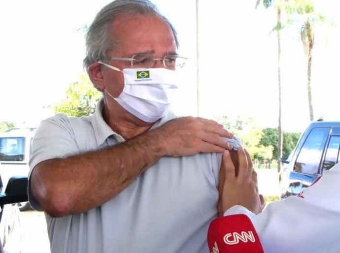 Guedes se vacina contra Covid-19 em Brasília; ministro recebeu carta da Pfizer