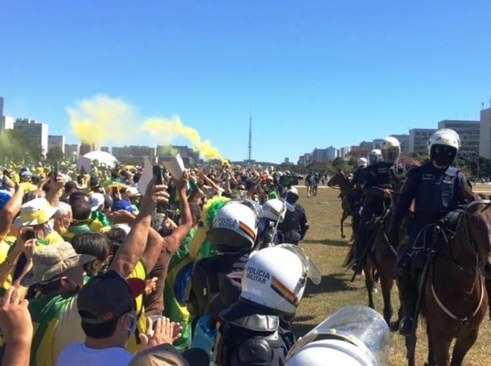 PM aciona cavalaria para isolar atos pró e contra Bolsonaro em Brasília