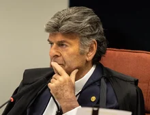 Traduzindo o julgamento: o que é o 'data dump', citado por Fux para discordar de Moraes e Dino sobre a violação à ampla defesa?