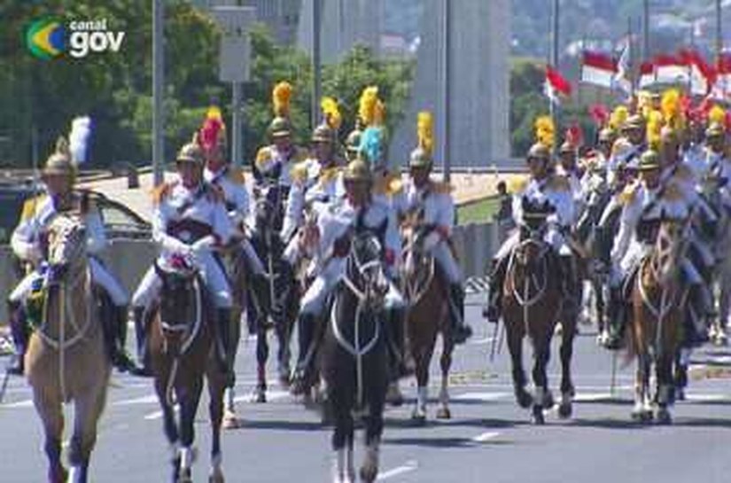 Lula participa de desfile do 7 de Setembro com Zé Gotinha e pose com chefes das Forças Armadas
