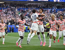 Com gols 'brasileiros', Estados Unidos goleia Paraguai em estreia na Copa