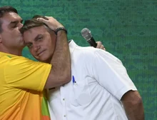 Moraes suspende visita de Flávio a Bolsonaro por 90 dias
