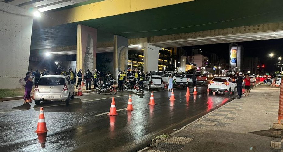 Operação Lei Seca fiscaliza 200 veículos e prende um condutor
