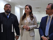 Presidente Gisela Cardoso lidera grande comitiva de advogados ao Fórum para garantir respeito às prerrogativas profissionais