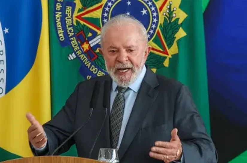 Lula fala em defender a democracia de quem planeja a volta do autoritarismo