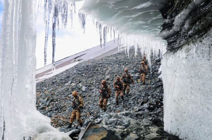 Avalanche no Himalaia prende equipe do exército indiano perto da China