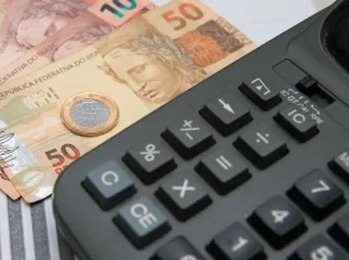 Governo prevê mínimo de R$ 1.630 e superávit de 0,28% do PIB em 2026
