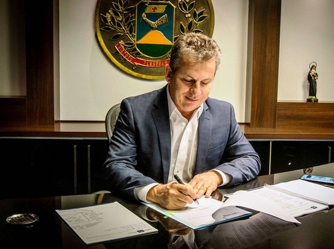 Mendes altera decreto e volta a considerar academias, salões de beleza e barbearias como serviços essenciais em MT