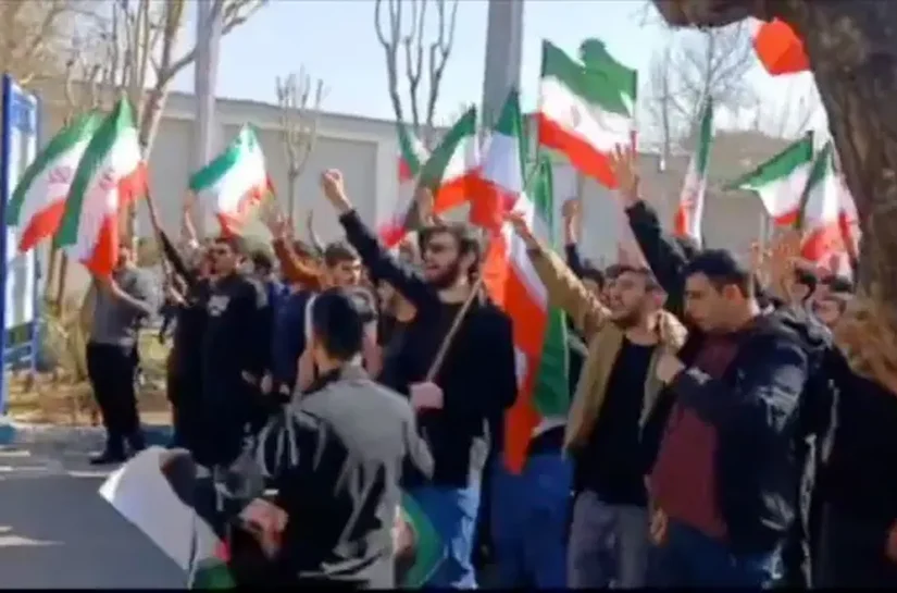 Manifestantes voltam a protestar no Irã um mês após forte repressão do governo