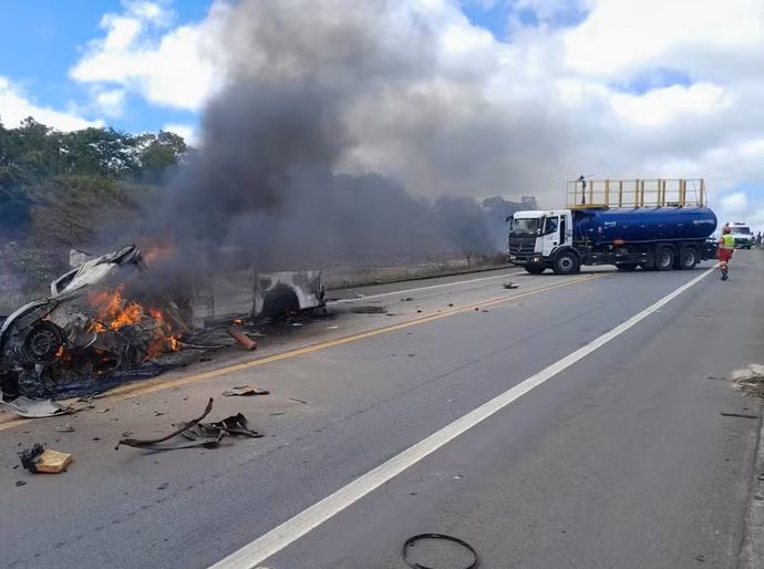 Onze pessoas morrem em batida entre dois carros na divisa da Bahia com o Espírito Santo