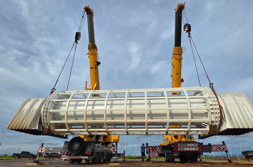 Com mais de 70 toneladas, eixo da roda-gigante chega ao Parque Novo Mato Grosso