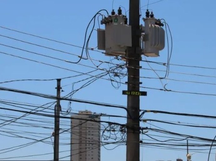 Por que o Brasil não enterra seus fios elétricos?