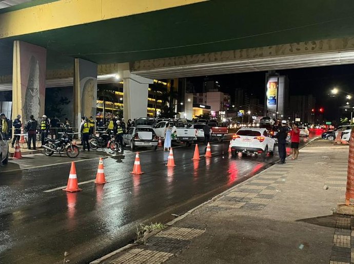 Operação Lei Seca fiscaliza 200 veículos e prende um condutor