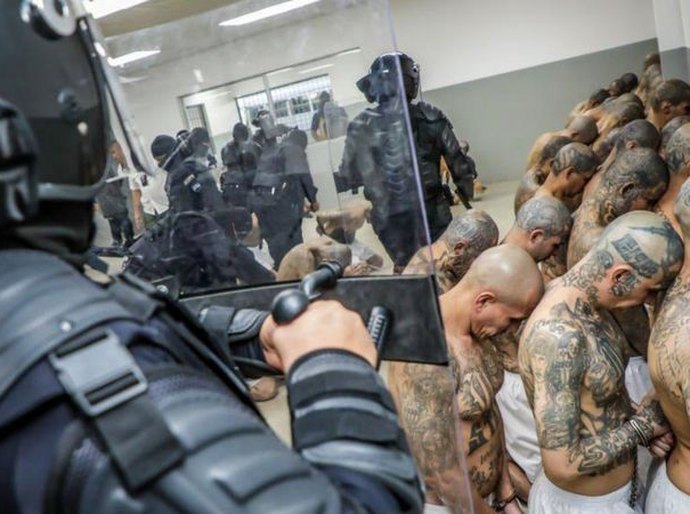 'Eletrocutados de joelhos': os duros relatos das prisões em massa decretadas em El Salvador