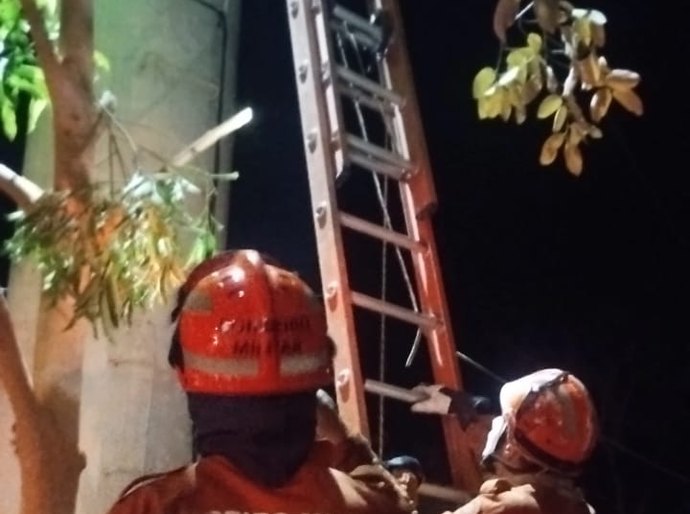 Bombeiros resgatam homem que ficou preso em caixa d’água a 15 metros de altura