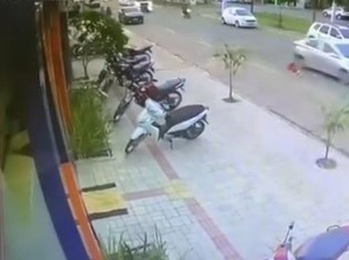 Veja Foto e Vídeo: PM prende traficante que estava foragido da Justiça e bateu sua motocicleta em veículo e também atingiu viatura policial