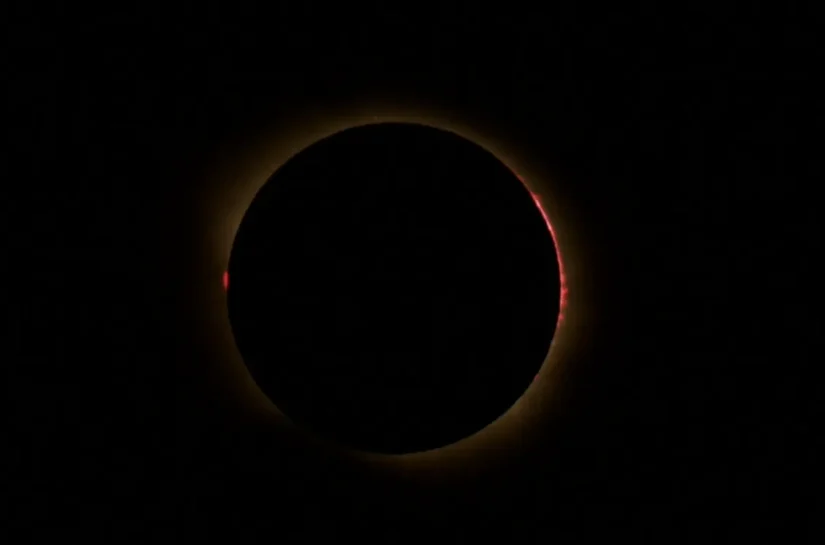 Eclipse solar total: veja imagens e como foi o raro fenômeno
