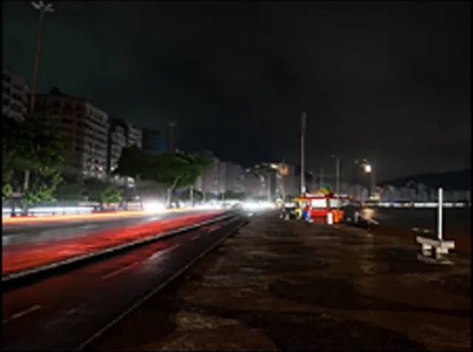 Apagão deixa quase 1,9 milhão de imóveis sem energia no Rio de Janeiro