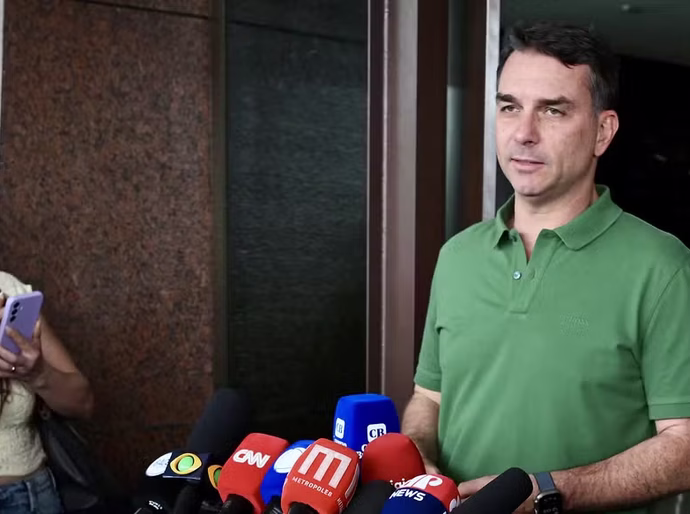Flávio Bolsonaro indica que candidatura é moeda de troca e 'tem preço' para ser retirada