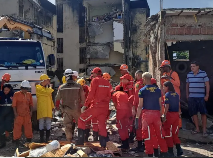 Corpos de mãe e dois filhos são encontrados abraçados em cama; sobe para 14 número de mortos em desabamento de prédio